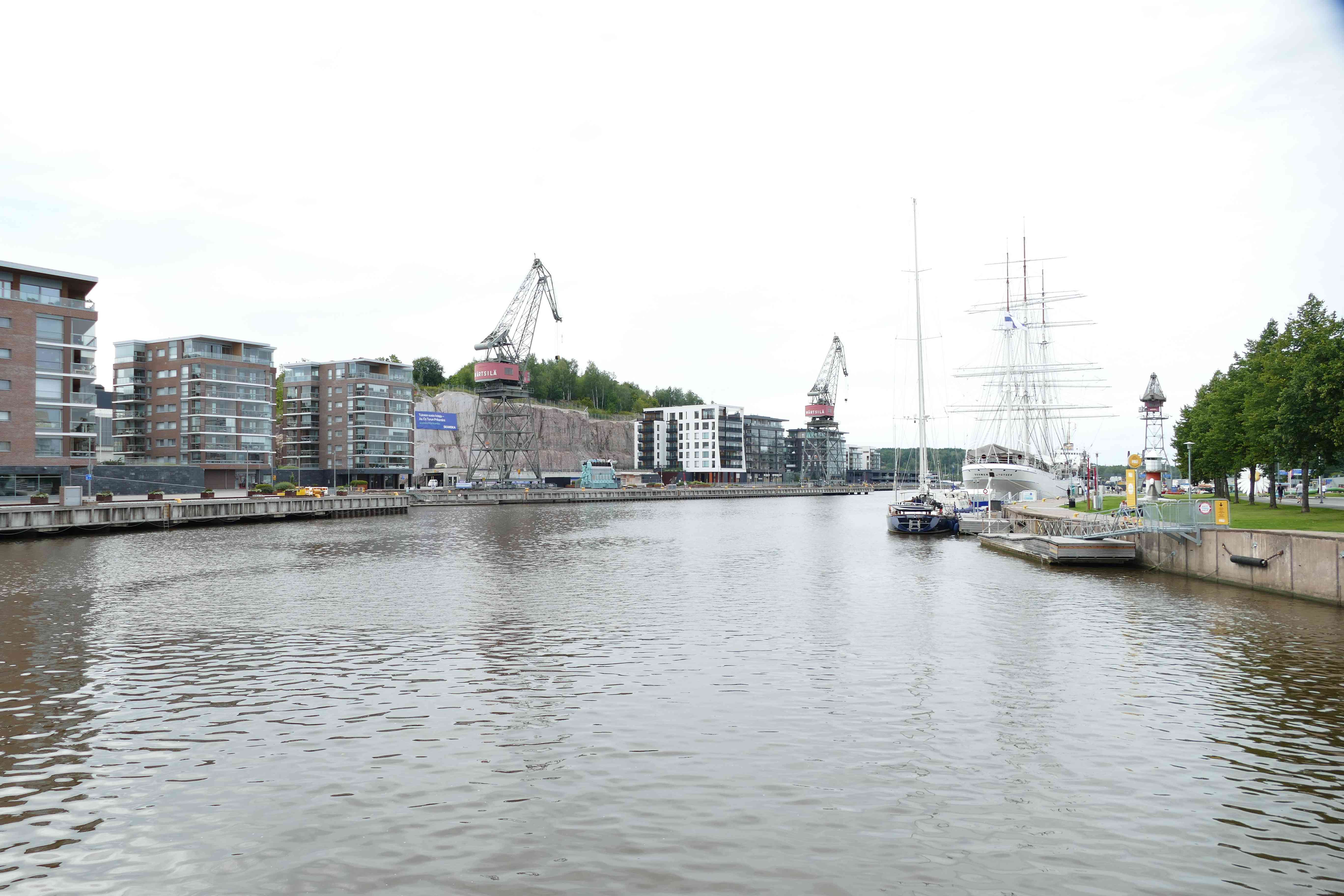 Turku  Fluss  mit  Schulschiff Suomen Joutsen