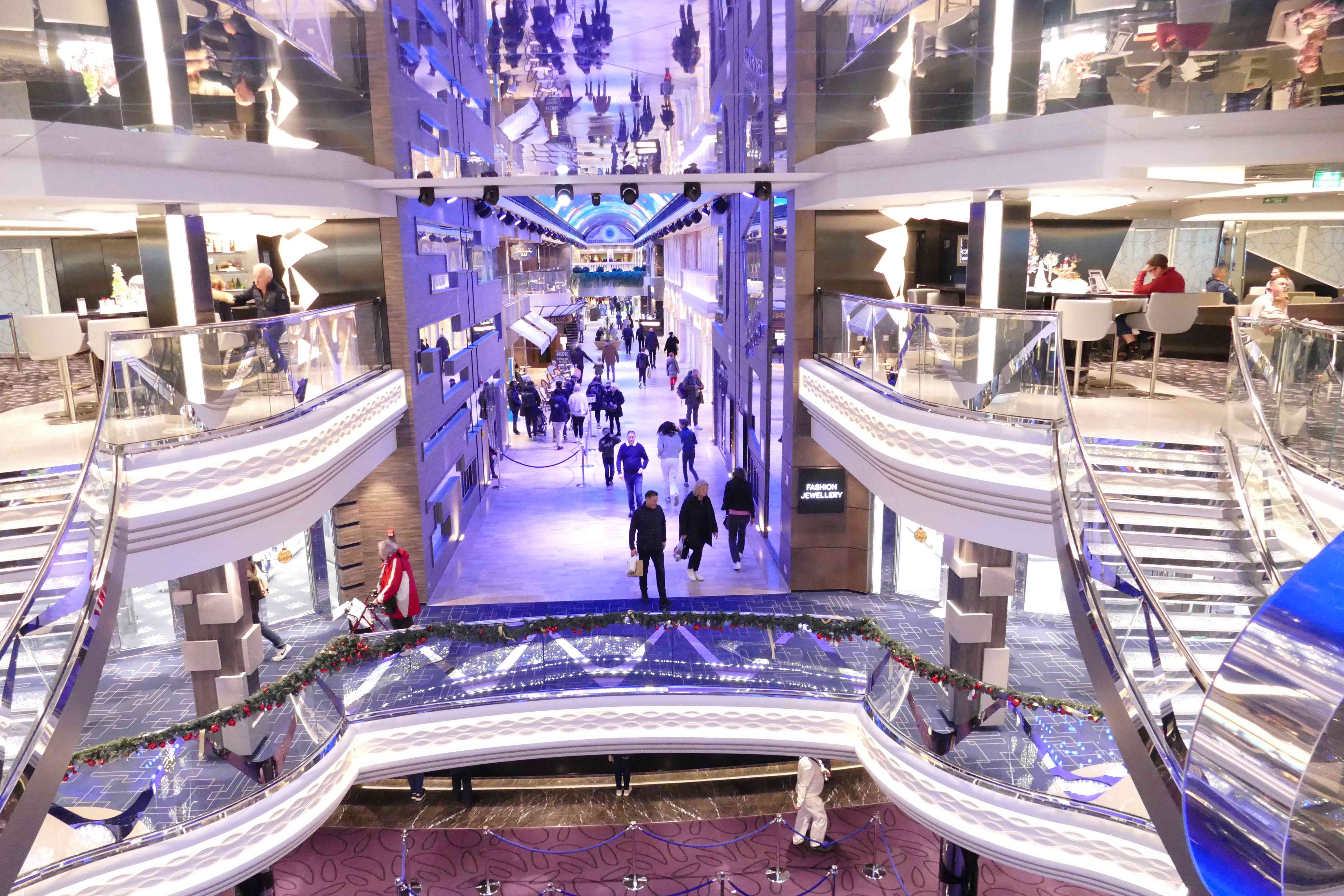 MSC Schiff  bei  Brügge