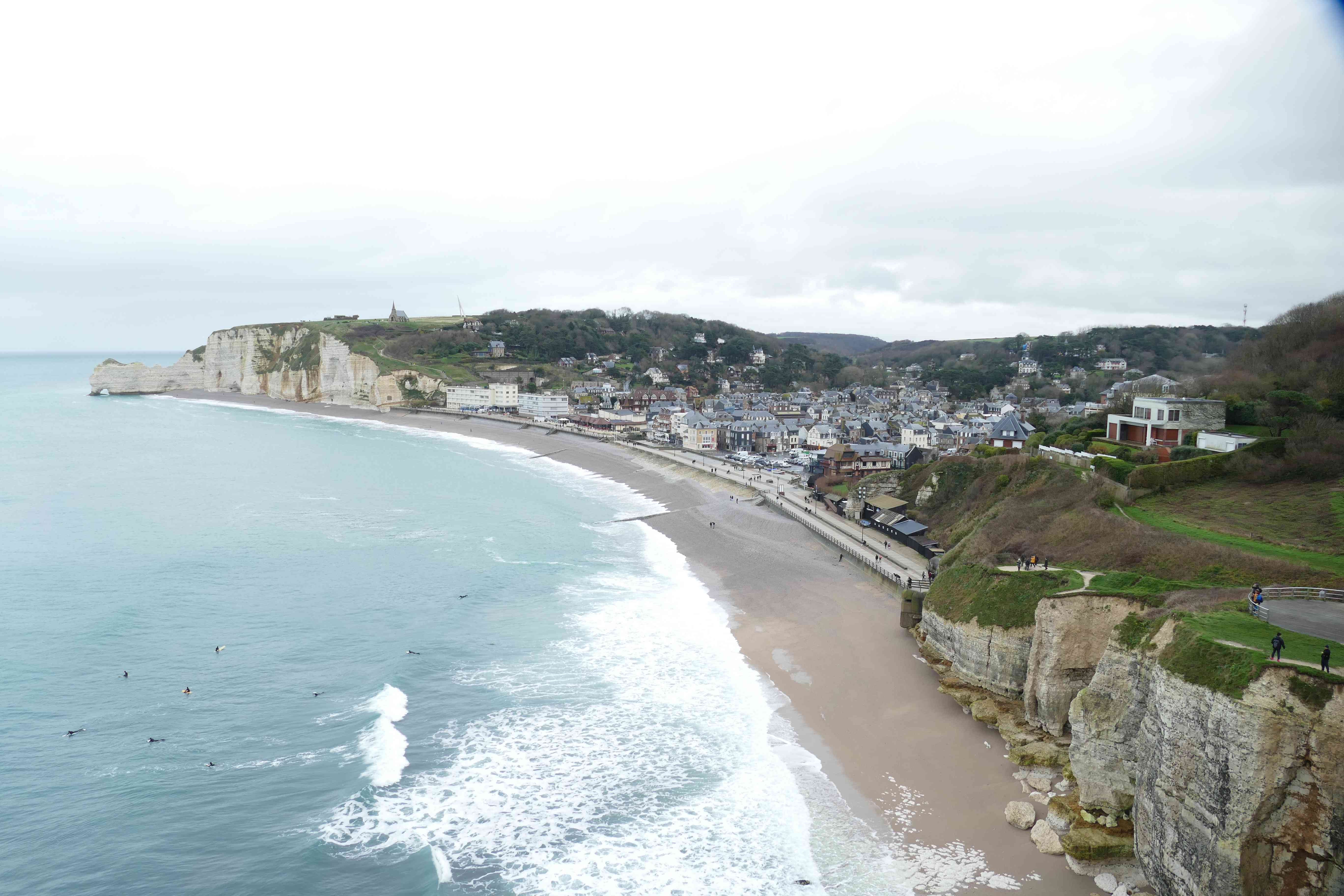 Küste mit der Ortschaft ÉTRETAT