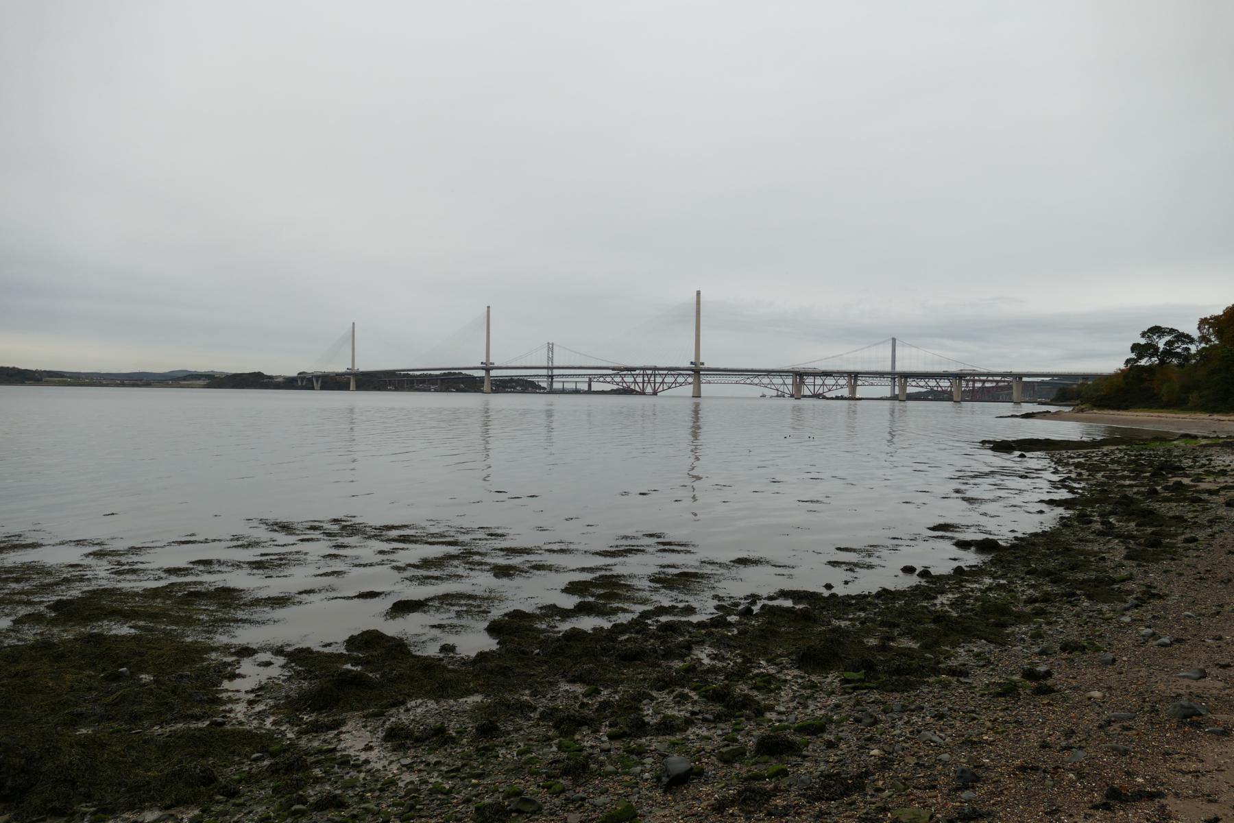 An der Küste an der  Forth Bridge