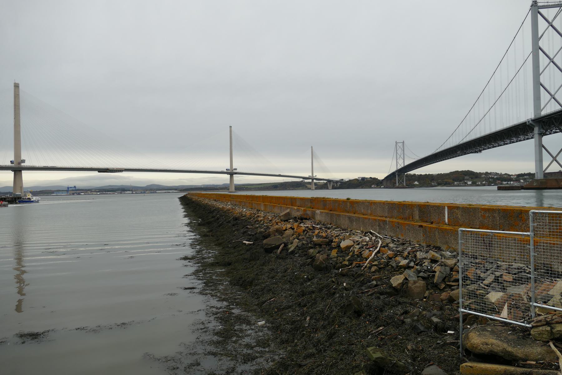 An der Küste an der  Forth Bridge