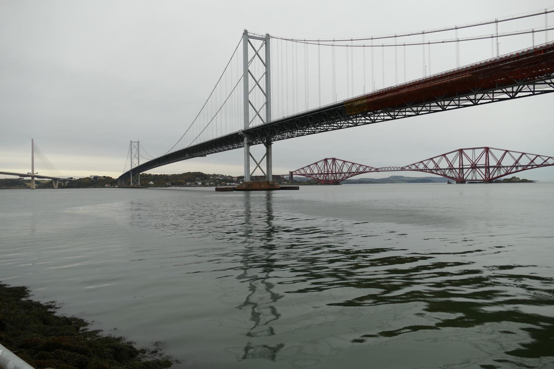 An der Küste an der  Forth Bridge